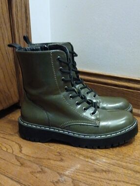 Sincerly Jules Green Combat Boots. 8.5M